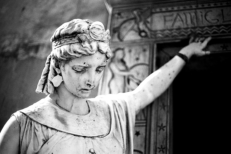 Monumentale B&W - by chuckv